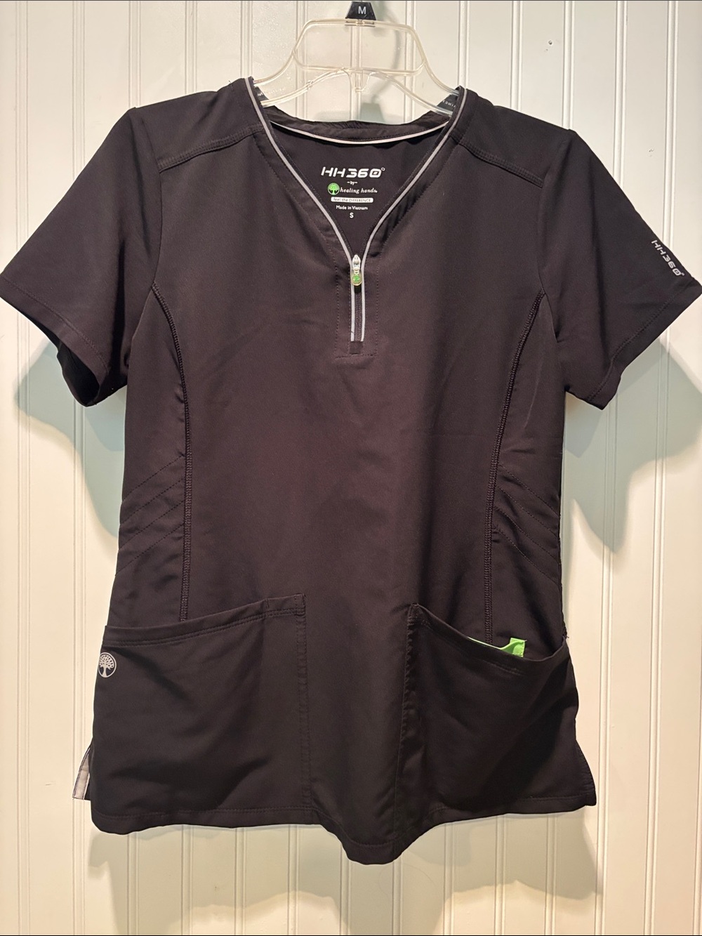 Women’s Healing Hands HH360 Sonia Black V-Neck Scrub Top Sz S